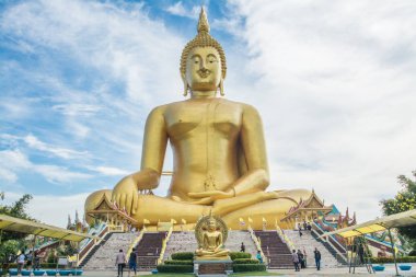 Ang Thong, Tayland - Juner 22, 2019: Büyük altın oturan Buda 