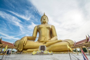  Tayland Wat Muang tapınağında büyük altın oturan Buda