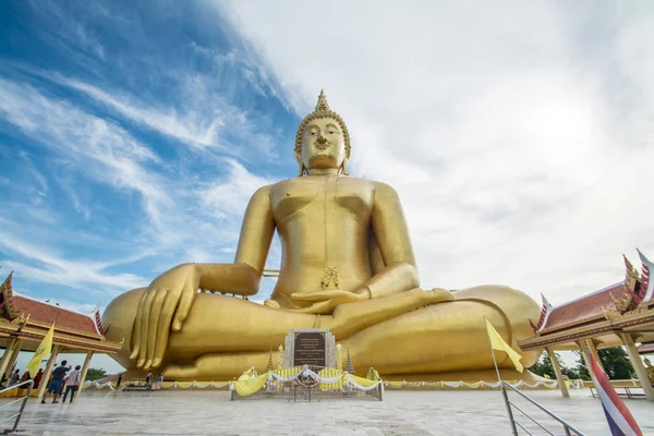 Wielki złoty siedzący Buddha w świątyni Wat Muang w Tajlandii — Zdjęcie stockowe