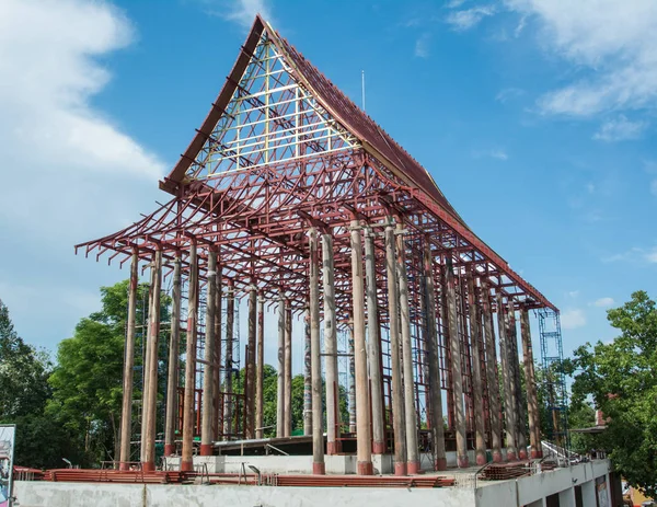 Construcción de la iglesia tailandesa en Tha it templo (Wat Tha It), Ang t —  Fotos de Stock