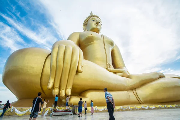 Mensen betalen grote Boeddha in wat Muang op Ang Thong Province — Stockfoto