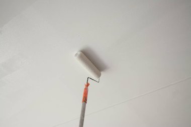 boya rulo ile beyaz bir alçı sıva tavan boyama 