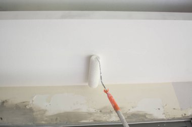 boya rulo ile beyaz bir alçı sıva tavan boyama 