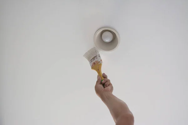 白い石膏の天井を塗装 — ストック写真