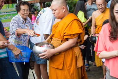 Samutprakarn, Tayland - 14 Ekim: Budist rahiplere yiyecek verildi 