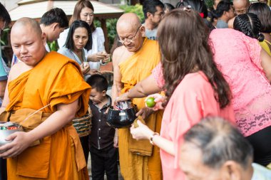 Samutprakarn, Tayland - 14 Ekim: Budist rahiplere yiyecek verildi 