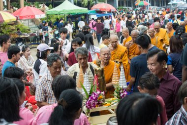 Samutprakarn, Tayland - 14 Ekim: Budist rahiplere yiyecek verildi 