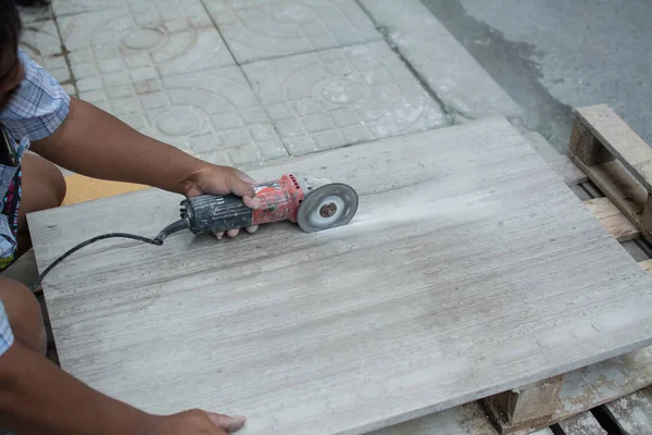 Arbetare skära marmor på byggarbetsplatsen — Stockfoto