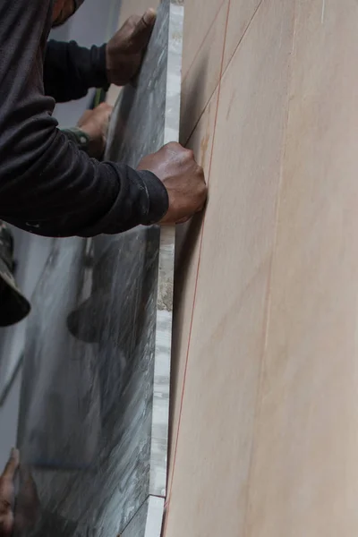Om marmor på vägg, montering av marmor på byggarbetsplats. — Stockfoto