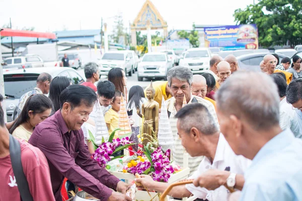 Samutprakarn, TAILANDIA - OCT 14: A los monjes budistas se les da comida — Foto de Stock