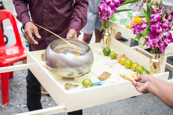 Los monjes budistas reciben ofrendas de comida de la gente para End of Bu — Foto de Stock