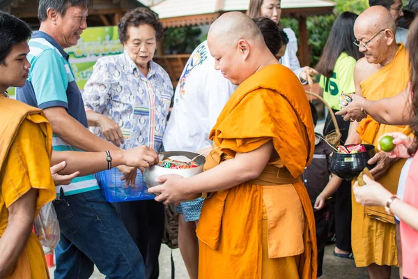 Samutprakarn, TAILANDIA - OCT 14: A los monjes budistas se les da comida — Foto de Stock