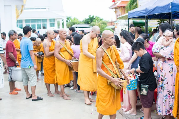 Samutprakarn, TAILANDIA - OCT 14: A los monjes budistas se les da comida — Foto de Stock