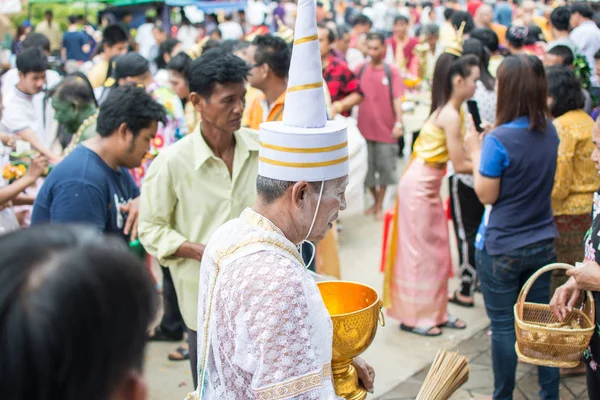 Samutprakarn, TAILANDIA - OCT 14: A los monjes budistas se les da comida — Foto de Stock