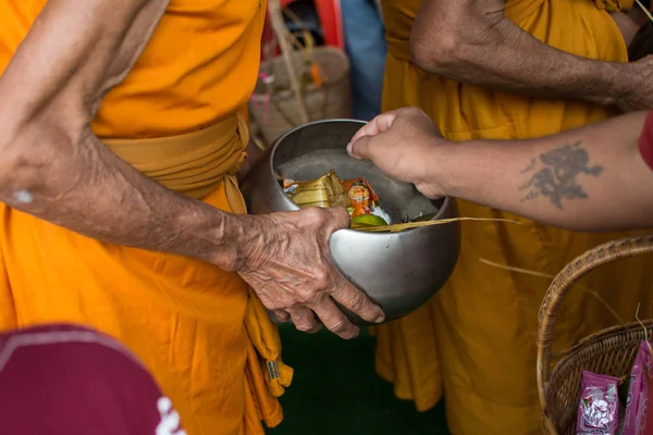 Boeddhistische monniken krijgen voedsel aangeboden van mensen voor End of Bu — Stockfoto