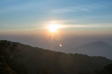 Kew Mae Pan, Doi Inthanon Ulusal Parkı, Tayland 'da sis ve bulutla gün doğumu. 