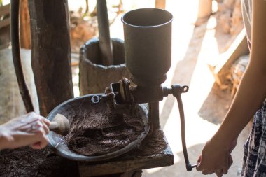 Kahve öğütücüsü ve kaynar su. Tayland 'daki Doi Inthanon Ulusal Parkı' ndaki kabile halkının kahvesini demlemek için.