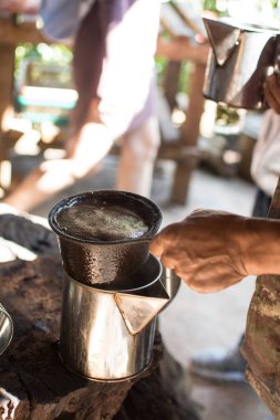 Geleneksel Tayland kahvesini filtrelerken kahve poşeti filtresi. 