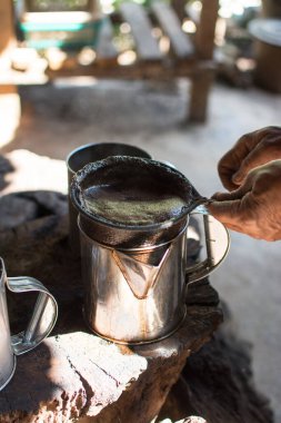 Geleneksel Tayland kahvesini filtrelerken kahve poşeti filtresi. 
