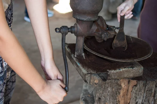 Kaffekvarn Och Kokande Vatten För Att Brygga Kaffe Bergsstammen Människor — Stockfoto