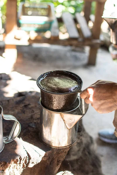 Hand Hält Kaffeesackfilter Beim Filtern Des Traditionellen Thailändischen Kaffees — Stockfoto