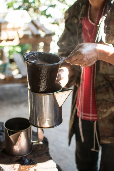 Handen Håller Kaffesäck Filter Samtidigt Filtrera Traditionella Thailändska Kaffe — Stockfoto
