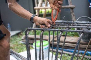 İnşaat işçileri çelik kravat