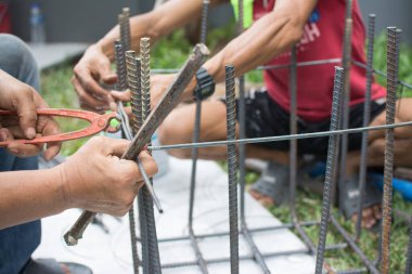 İnşaat işçileri çelik kravat