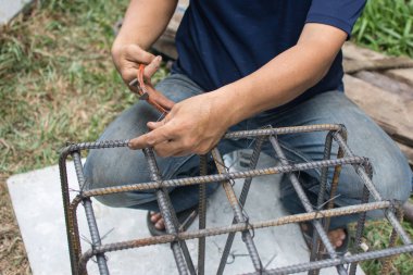 İnşaat işçileri çelik kravat