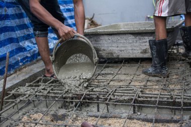 İnşaat alanında beton döken işçiler