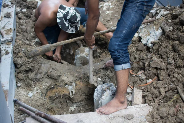 Hoyo Excavación Del Trabajador Con Una Azada Sitio Construcción — Foto de Stock