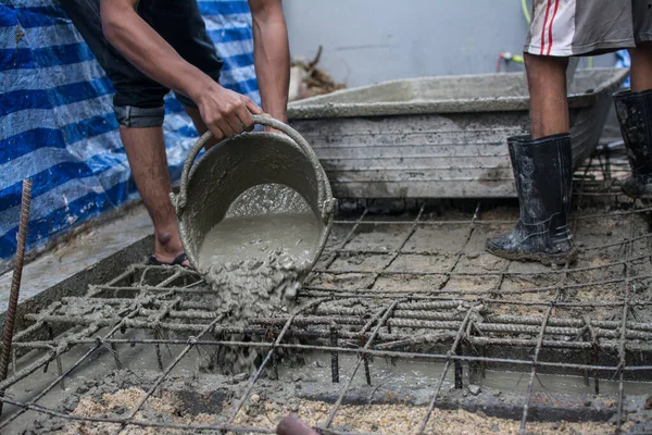 Trabajador Vertiendo Obras Hormigón Sitio Construcción —  Fotos de Stock