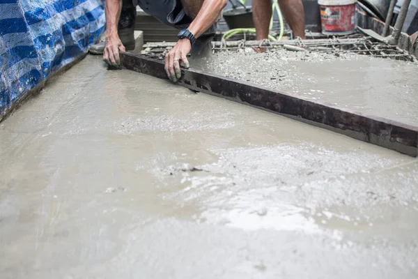 Meratakan Beton Dengan Trowels Buruh Menyebarkan Beton Dituangkan — Stok Foto