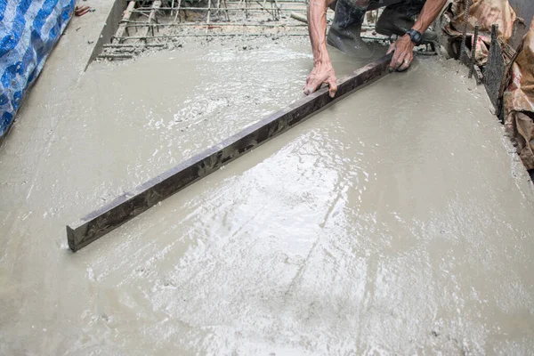 Meratakan Beton Dengan Trowels Buruh Menyebarkan Beton Dituangkan — Stok Foto