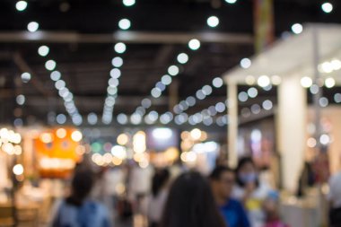 Sergide yürüyen soyut insanlar bulanık arkaplan