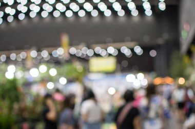 Sergide yürüyen soyut insanlar bulanık arkaplan