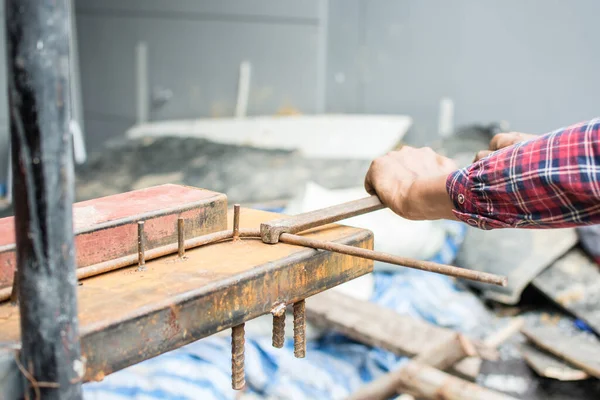 Mãos Construtor Estão Dobrando Ferro Construção Local — Fotografia de Stock