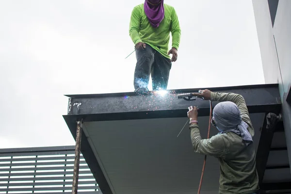 Arbetare Svetsar Stålkonstruktionen Taket Byggarbetsplatsen — Stockfoto