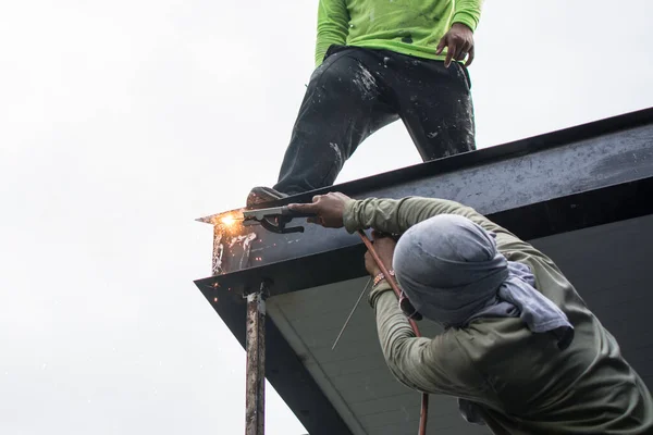 Arbetare Svetsar Stålkonstruktionen Taket Byggarbetsplatsen — Stockfoto