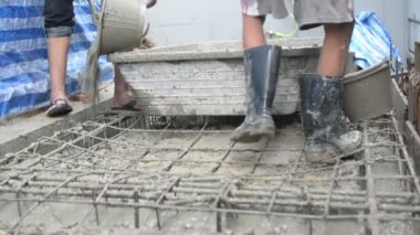 İnşaat alanında beton döken işçiler