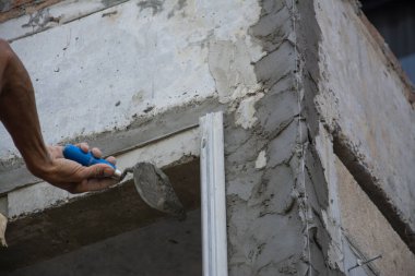 İnşaat Duvarında Sıvacı Beton İşçisi