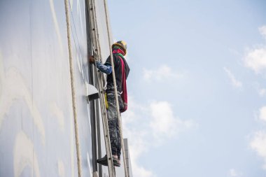 Boyacılar ve kayışlar inşaat alanında yüksek bina, el fırçası renk iş konsepti