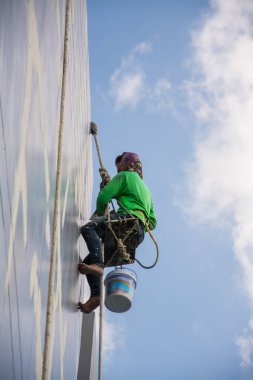 Boyacılar ve kayışlar inşaat alanında yüksek bina, el fırçası renk iş konsepti