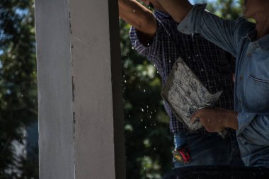 İnşaat Duvarında Sıvacı Beton İşçisi 