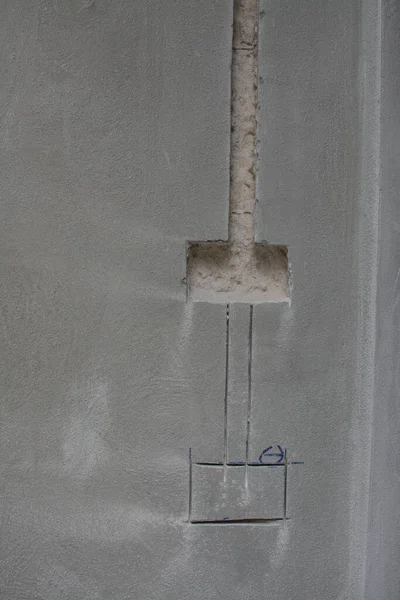 Nşaat Alanındaki Duvarda Elektrik Sistemi Demir Boruları Olan Bir Priz — Stok fotoğraf