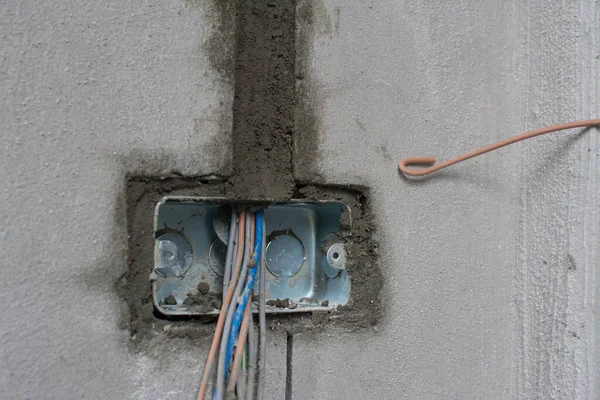 Sistema Eléctrico Pared Sitio Construcción Salida Con Tubos Hierro —  Fotos de Stock