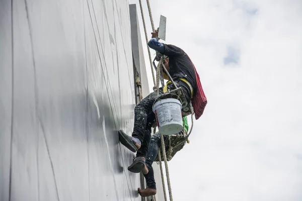 Pittori Imbracature Appesi Alta Costruzione Cantiere Pennello Mano Concetto Lavoro — Foto Stock