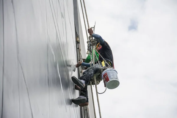 Pintores Arneses Colgando Alto Edificio Obra Cepillo Mano Concepto Trabajo —  Fotos de Stock