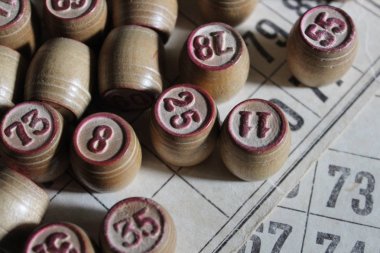 Piyango farklı açılardan ve aydınlatmadan çekilen oyun için kartların üzerinde duran sert ahşaptan yapılmış. Kapat.