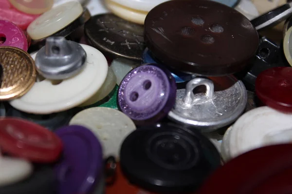 Bir fotofon için yakın çekim yapılmış bir yığın renkli vintage düğme.